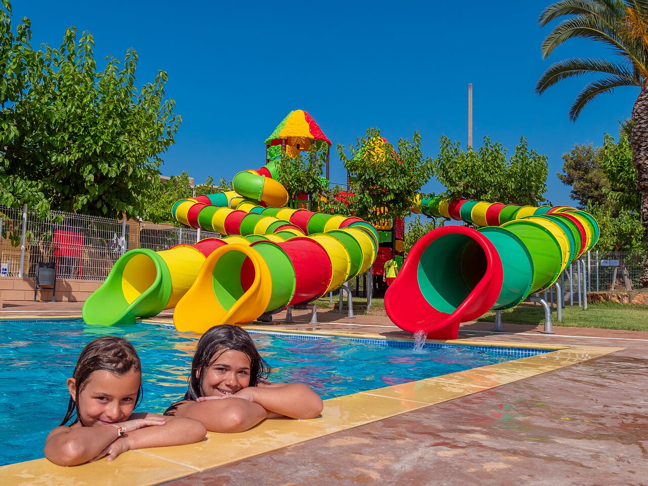 Toboggans aquatiques et enfants dans la piscine au camping CAPFUN Alba � CREIXELL (43).