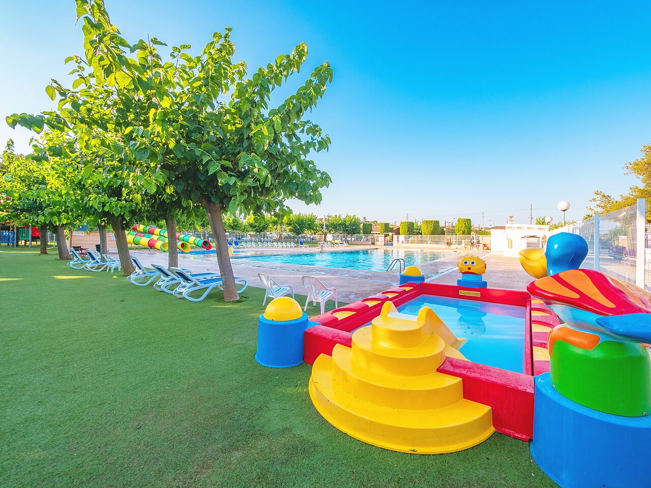 Pataugeoire color�e avec toboggan pour enfants et piscine au camping CAPFUN Alba � CREIXELL (43).