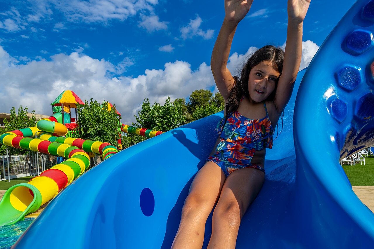 Toboggan aquatique bleu avec enfant souriant au camping CAPFUN Alba � CREIXELL (43).