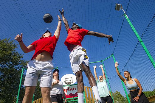 Match de basketball sur terrain multisport au camping CAPFUN Alba � CREIXELL (43).