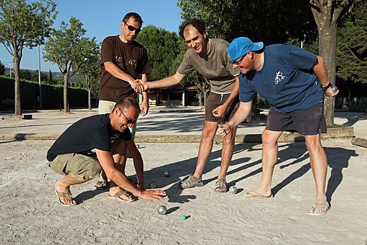Amis jouant � la p�tanque sur le terrain au camping CAPFUN Alba � CREIXELL (43).