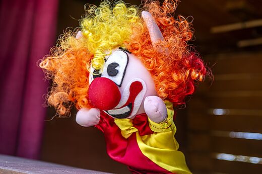 Marionnette clown color�e pour l'animation des enfants au camping CAPFUN Alba � CREIXELL (43).