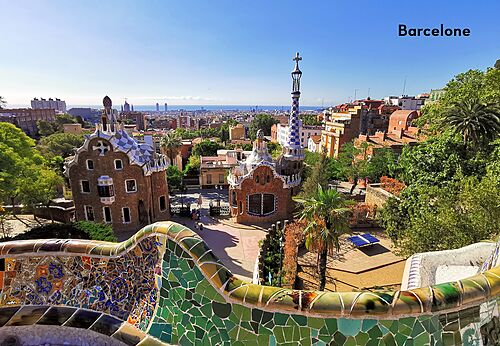 Banc en mosa�que color�e et maisons de Gaud� au Parc G�ell, Barcelone.