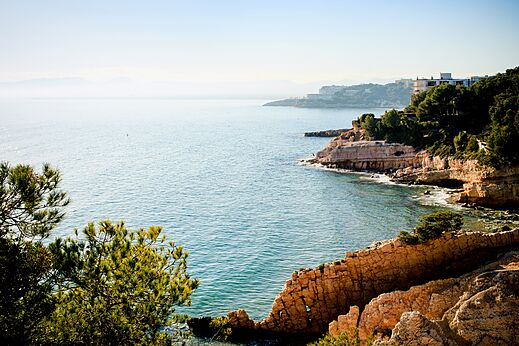 Vue panoramique sur la c�te rocheuse et la mer au camping CAPFUN Alba � CREIXELL (43).