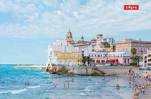 Sitges, ville c�ti�re avec plage anim�e et b�timents historiques � d�couvrir en Catalogne.