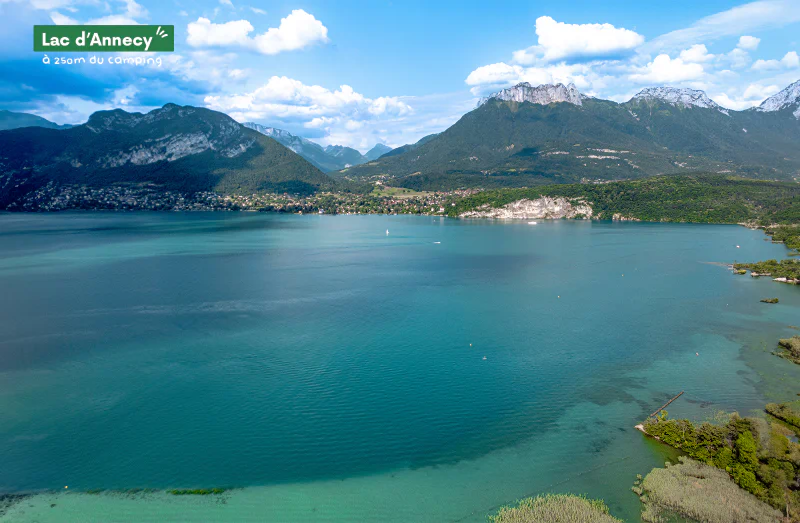 Lac d'Annecy aux eaux turquoise, entour� de montagnes verdoyantes en Haute-Savoie.