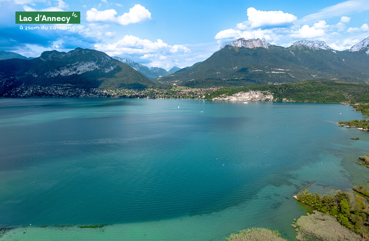 Lac d'Annecy aux eaux turquoise, entour� de montagnes verdoyantes en Haute-Savoie.