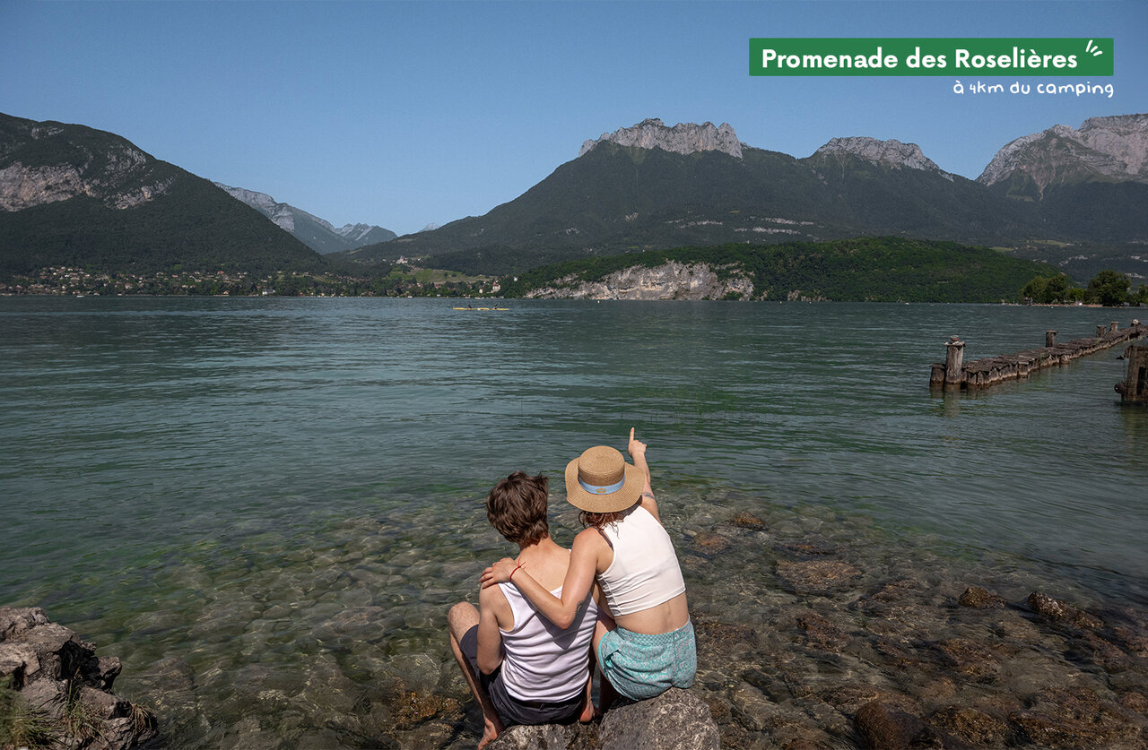 Promenade des Roseli�res, couple admirant le lac d'Annecy et les montagnes, Sevrier.
