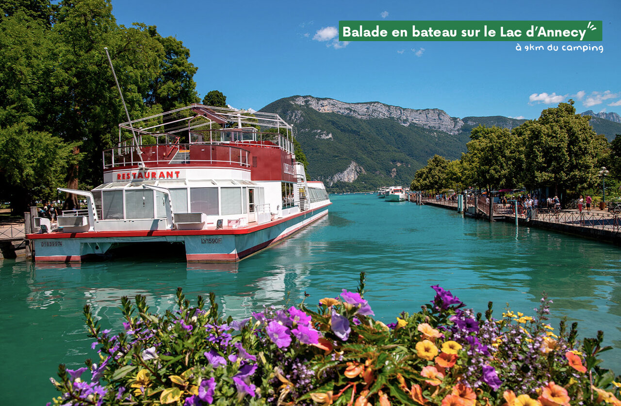Bateau restaurant sur le Lac d'Annecy, activit� nautique pr�s de Sevrier.