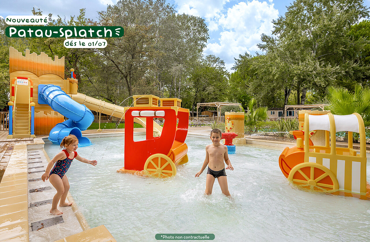 Aire de jeux aquatique Patau-splatch avec toboggans et enfants au camping CLICOCHIC Alpes Lodges � Pralognan la Vanoise (73).