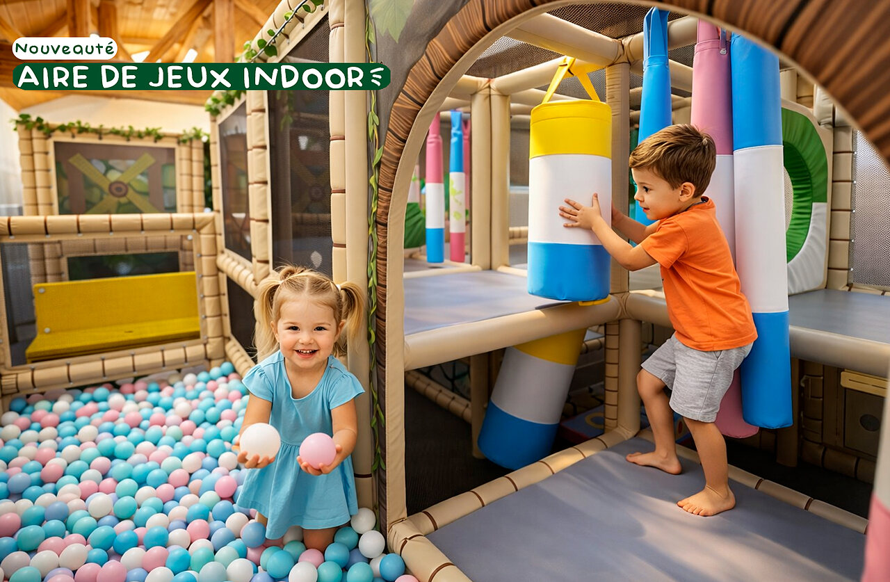 Aire de jeux int�rieure et piscine � balles au camping CLICOCHIC Alpes Lodges � Pralognan la Vanoise (73).