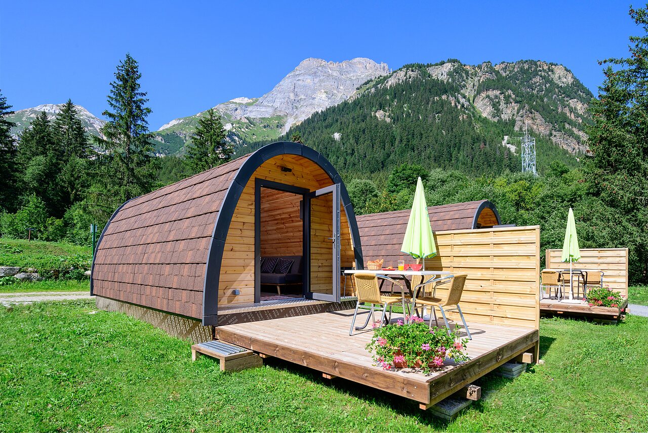 Pods en bois avec terrasse, vue montagne, au camping CLICOCHIC Alpes Lodges.