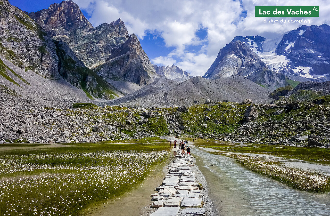Sentier de dalles traversant le Lac des Vaches, majestueuses montagnes alpines, Pralognan la Vanoise.