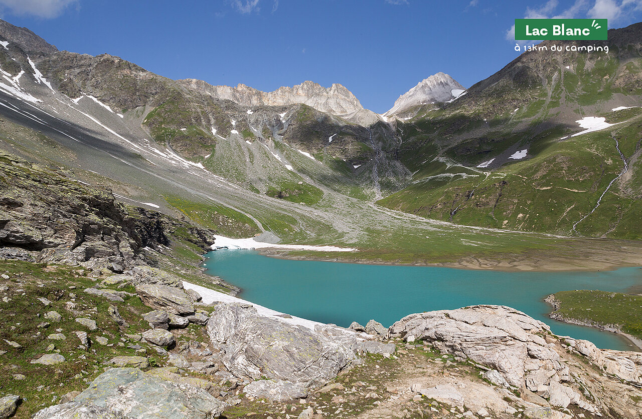 Lac Blanc, lac de montagne turquoise entour� de sommets enneig�s, pr�s de Pralognan.