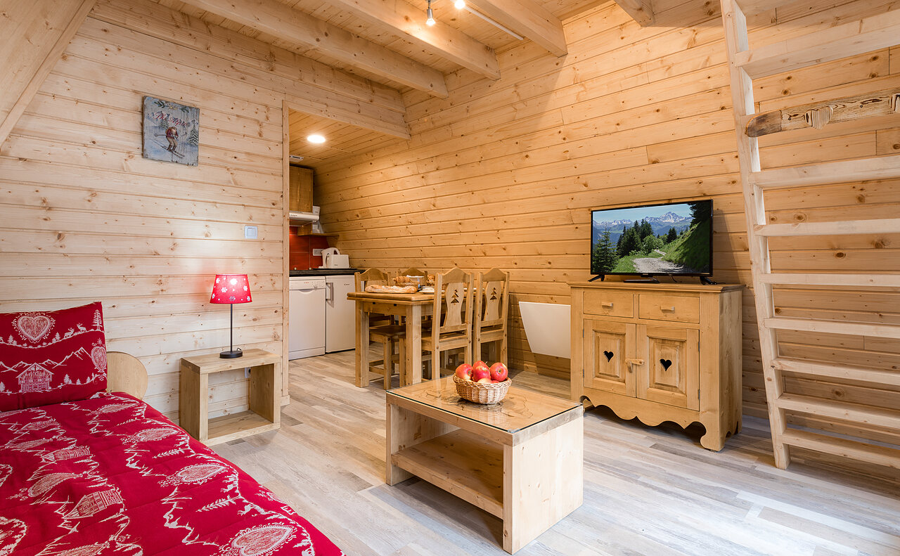 Chalet en bois, salon, cuisine et mezzanine au camping CLICOCHIC Alpes Lodges � Pralognan la Vanoise (73).