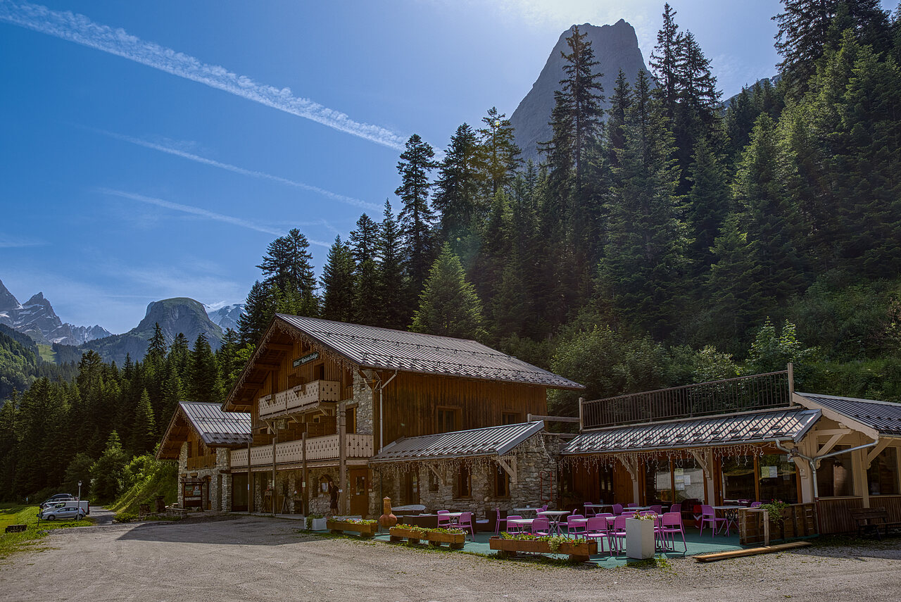 Lodge, restaurant au camping CLICOCHIC Alpes Lodges � Pralognan la Vanoise (73).