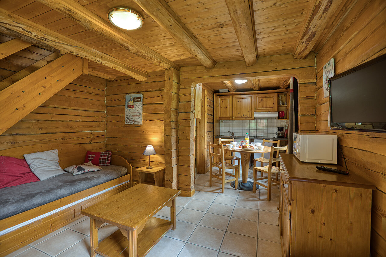 Chalet bois, salon, cuisine au camping CLICOCHIC Alpes Lodges � Pralognan la Vanoise (73).