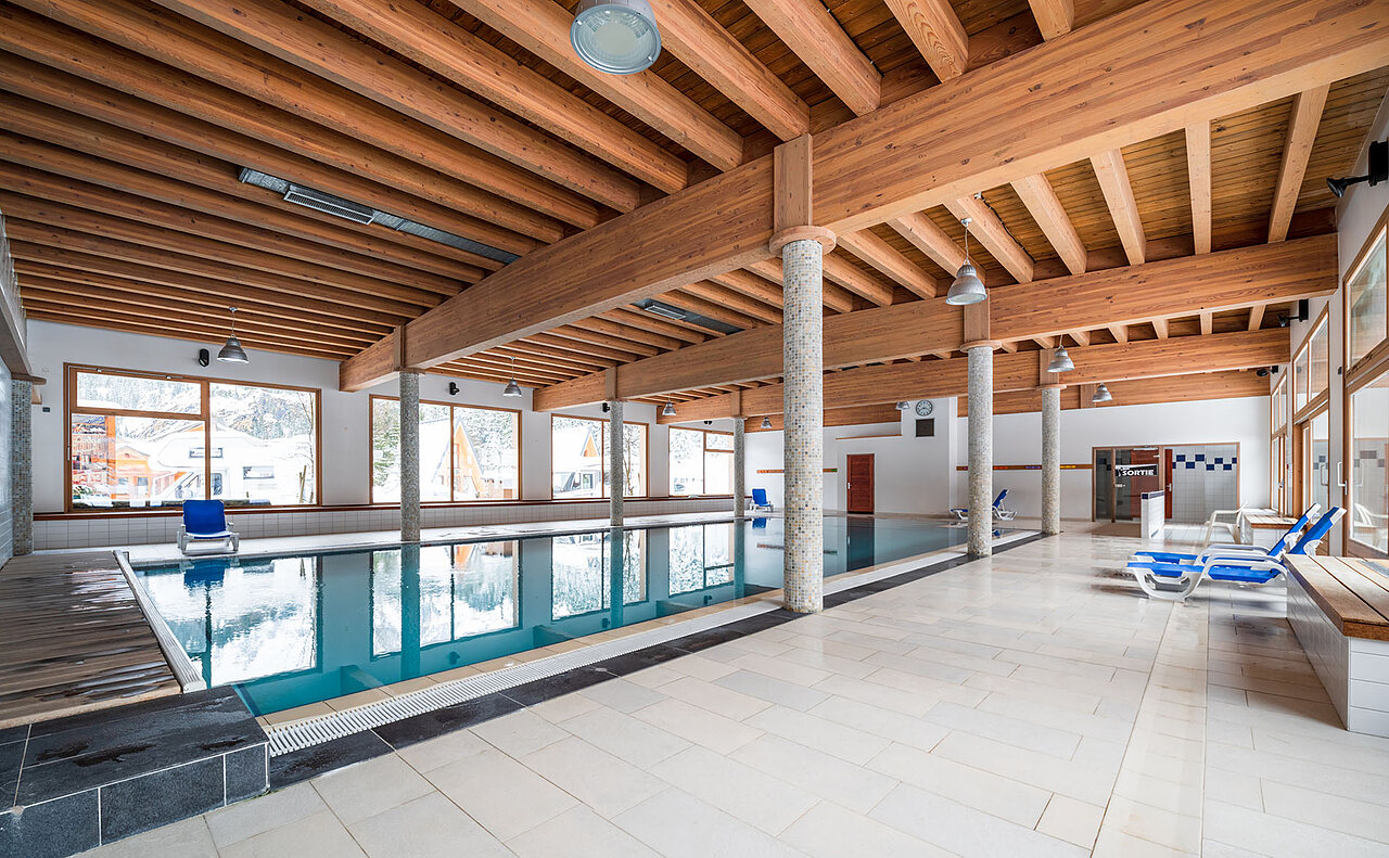Piscine int�rieure chauff�e, grandes baies vitr�es, CLICOCHIC Alpes Lodges Pralognan (73).