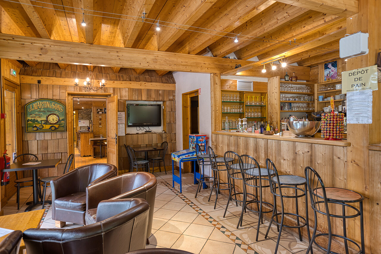 Bar en bois, salon et �picerie au camping CLICOCHIC Alpes Lodges � Pralognan la Vanoise (73).