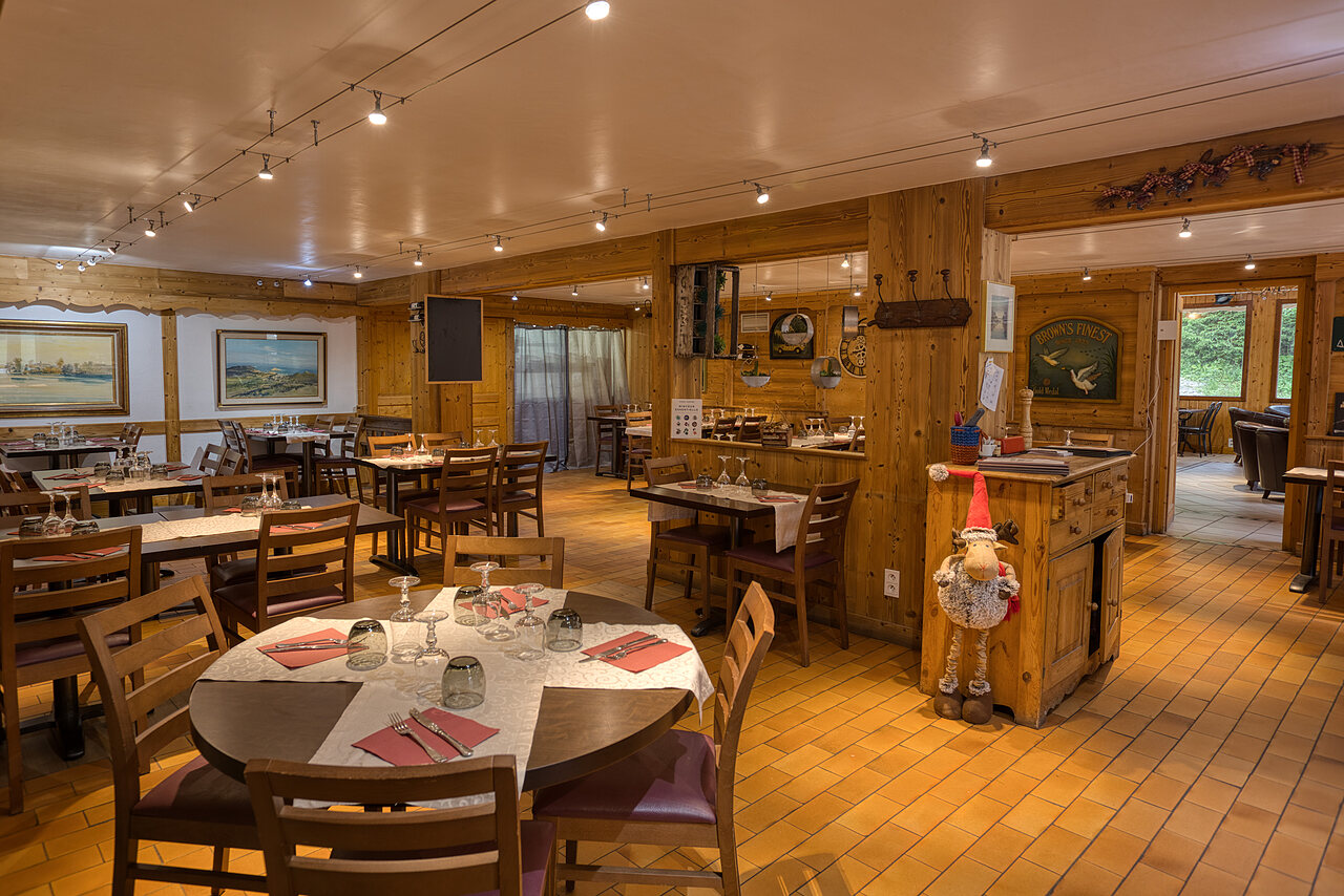 Salle de restaurant chaleureuse avec tables dress�es au camping CLICOCHIC Alpes Lodges � Pralognan la Vanoise (73).