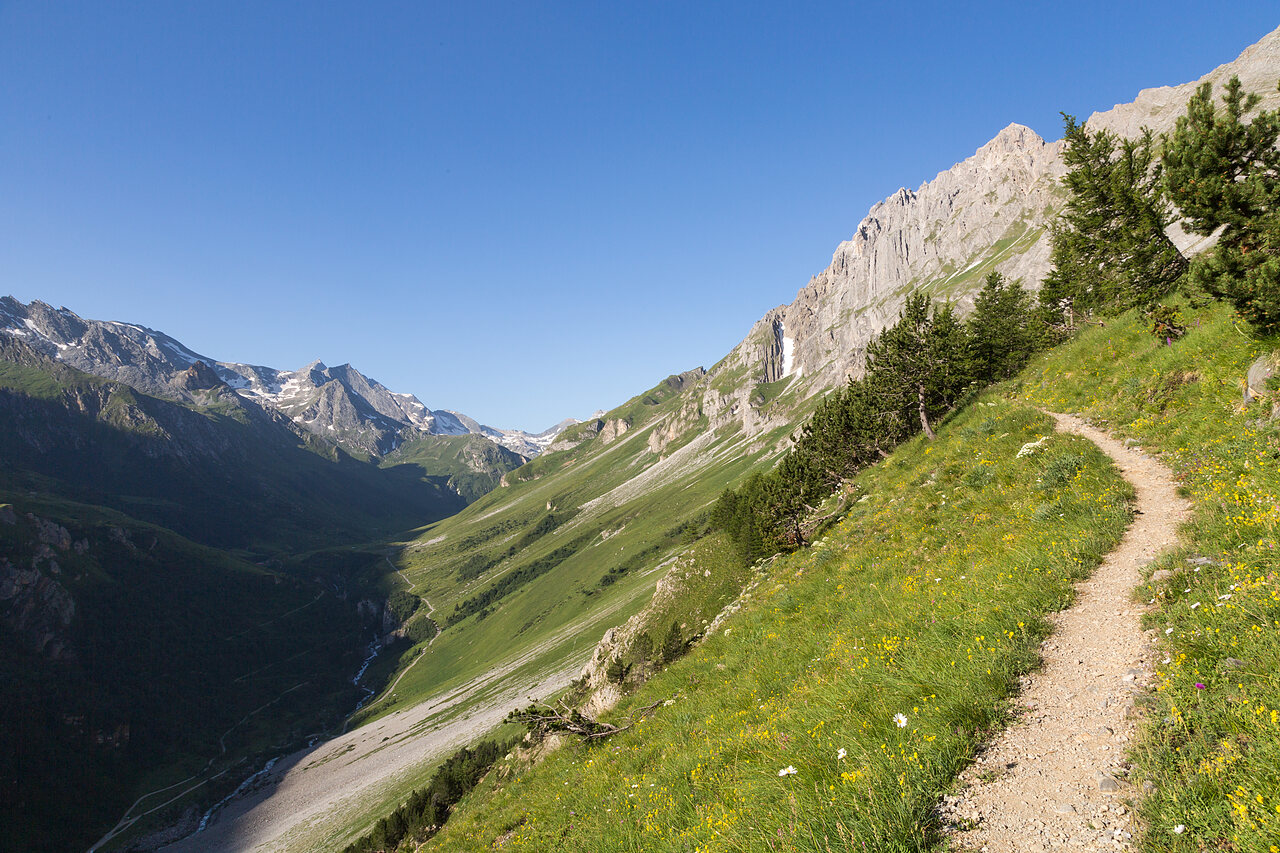 Sentier montagneux, vue alpine au camping CLICOCHIC Alpes Lodges � Pralognan la Vanoise (73).