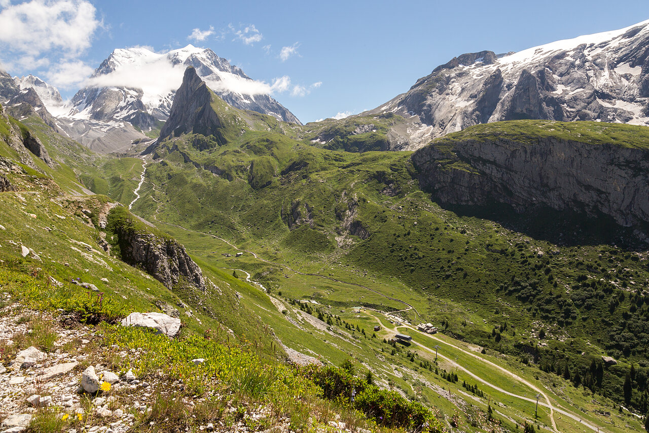 Montagnes alpines, sommets enneig�s, vall�es verdoyantes au camping CLICOCHIC Alpes Lodges � Pralognan la Vanoise (73).