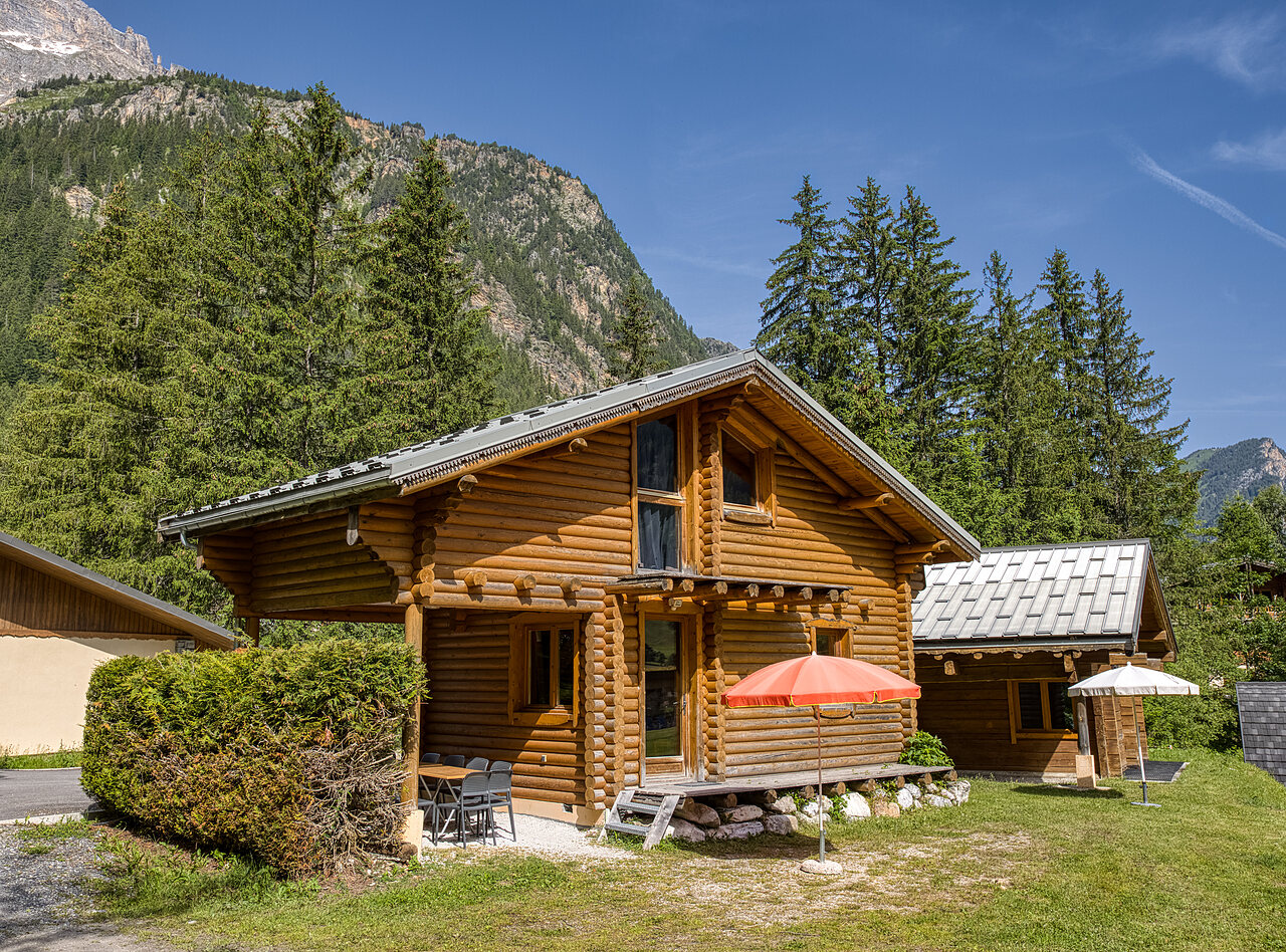 Chalet en bois avec terrasse et parasol, montagnes au camping CLICOCHIC Alpes Lodges � Pralognan la Vanoise (73).