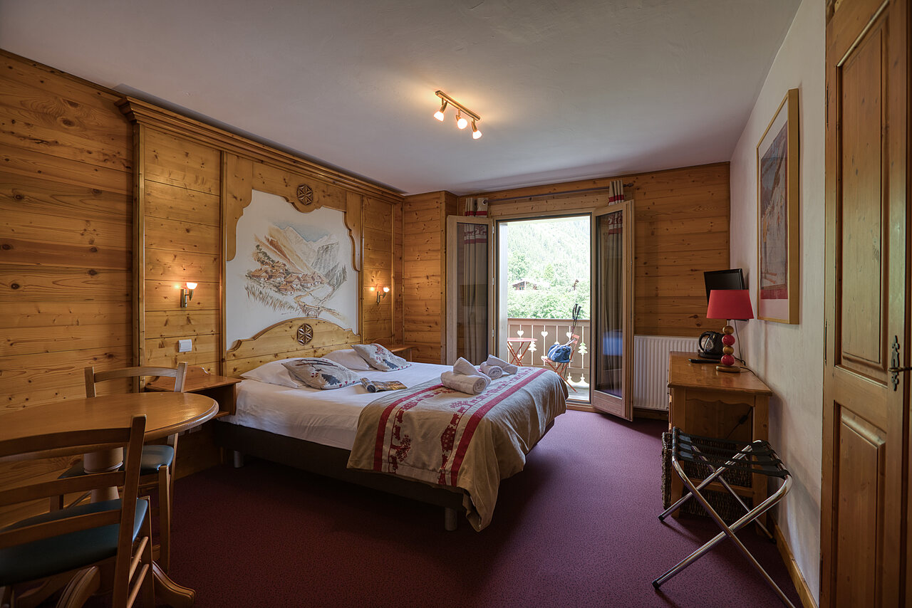 Chambre double confortable avec balcon, int�rieur bois, Mobil-home CLICOCHIC Alpes Lodges.