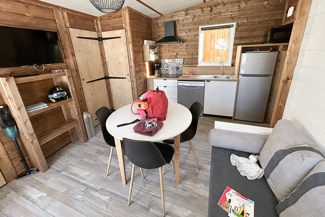 Int�rieur chalet moderne avec salon et cuisine au camping CLICOCHIC Alpes Lodges � Pralognan la Vanoise (73).