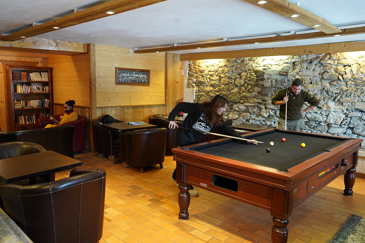 Partie de billard au camping CLICOCHIC Alpes Lodges � Pralognan la Vanoise (73).