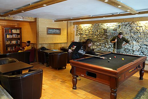 Restaurant intérieur en bois, tables dressées, au camping CLICOCHIC Alpes Lodges à Pralognan la Vanoise (73).