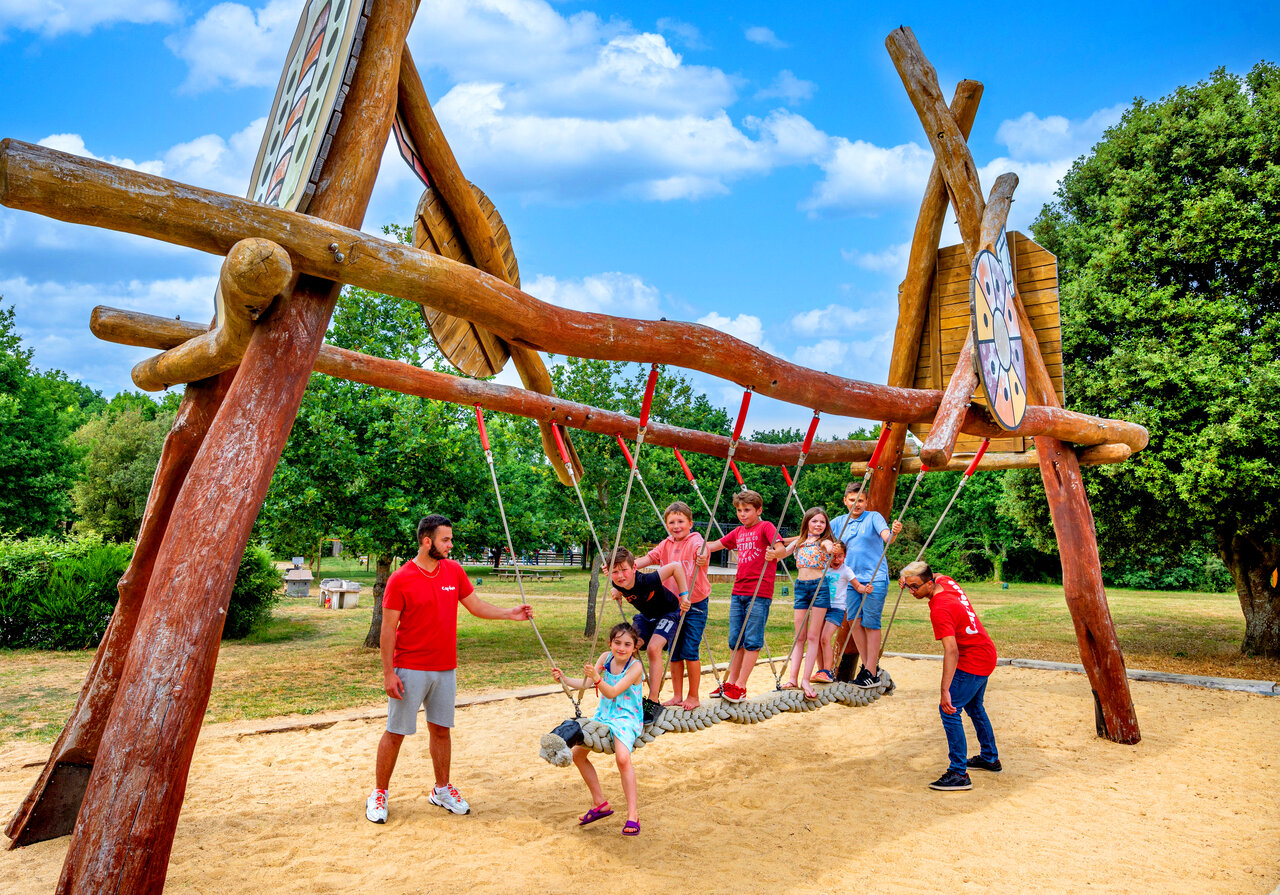 Balan�oire en bois, enfants et animateurs au CAPFUN An Trest Sarzeau.