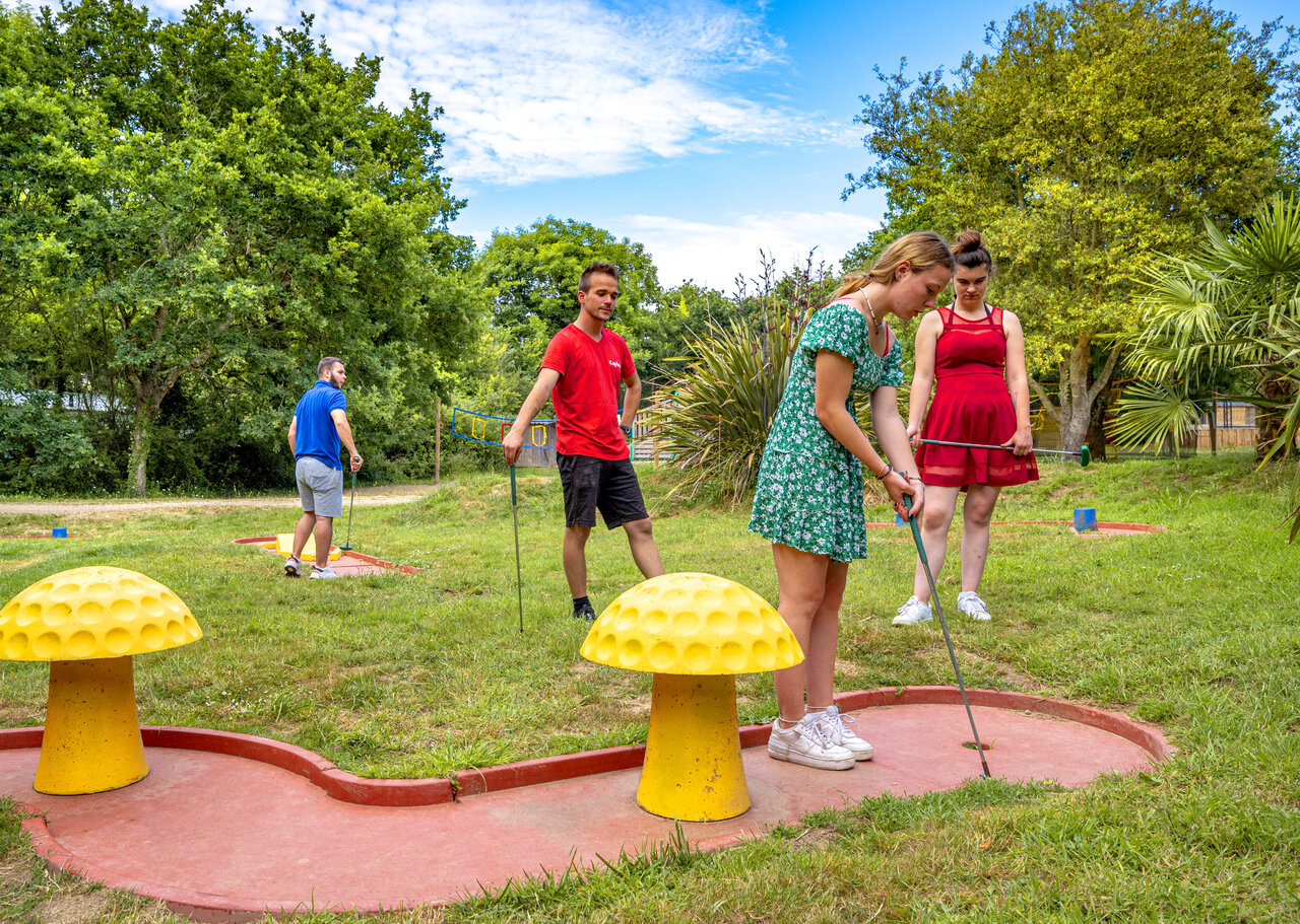 Mini-golf avec obstacles champignons et joueurs au CAPFUN An Trest � SARZEAU (56).