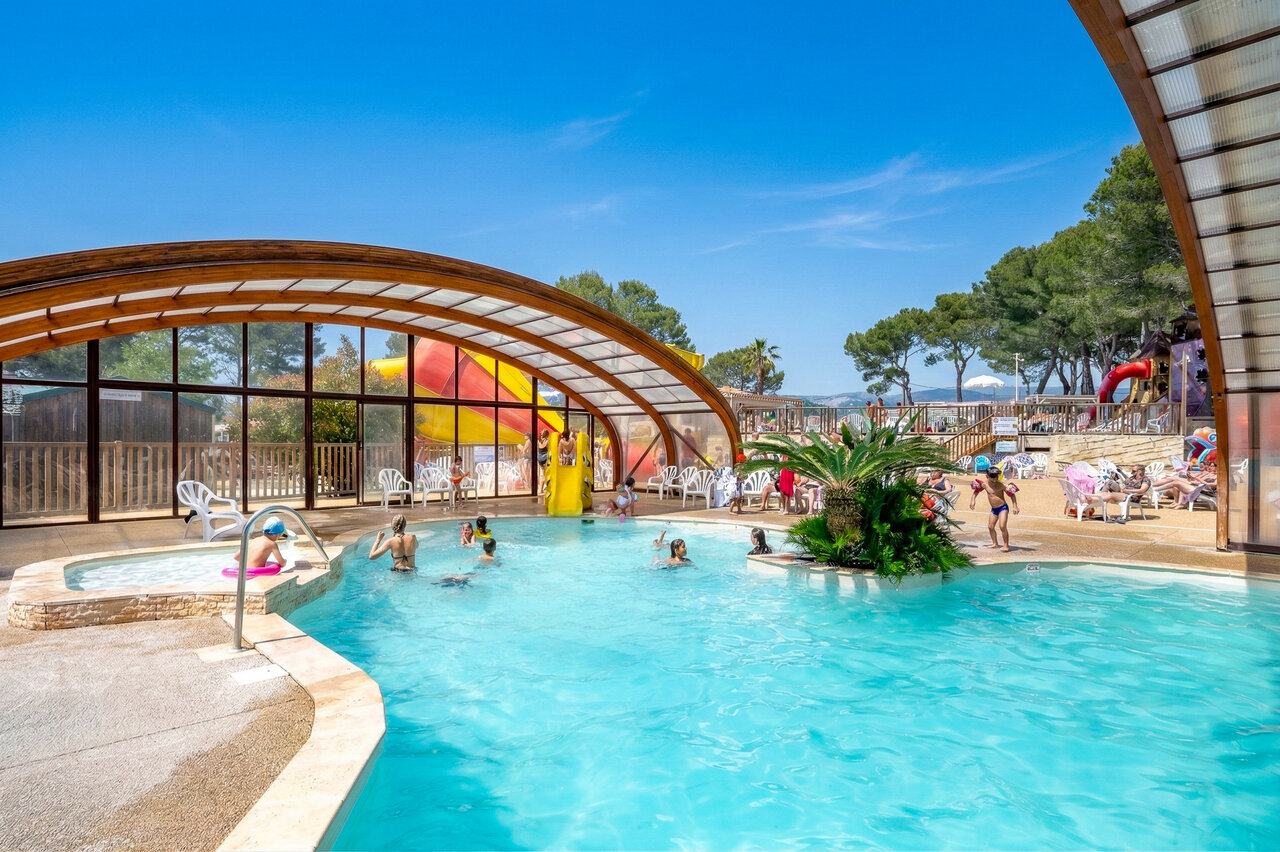 Espace aquatique couvert au camping CAPFUN Arbois du Castellet � LE CASTELLET (83).