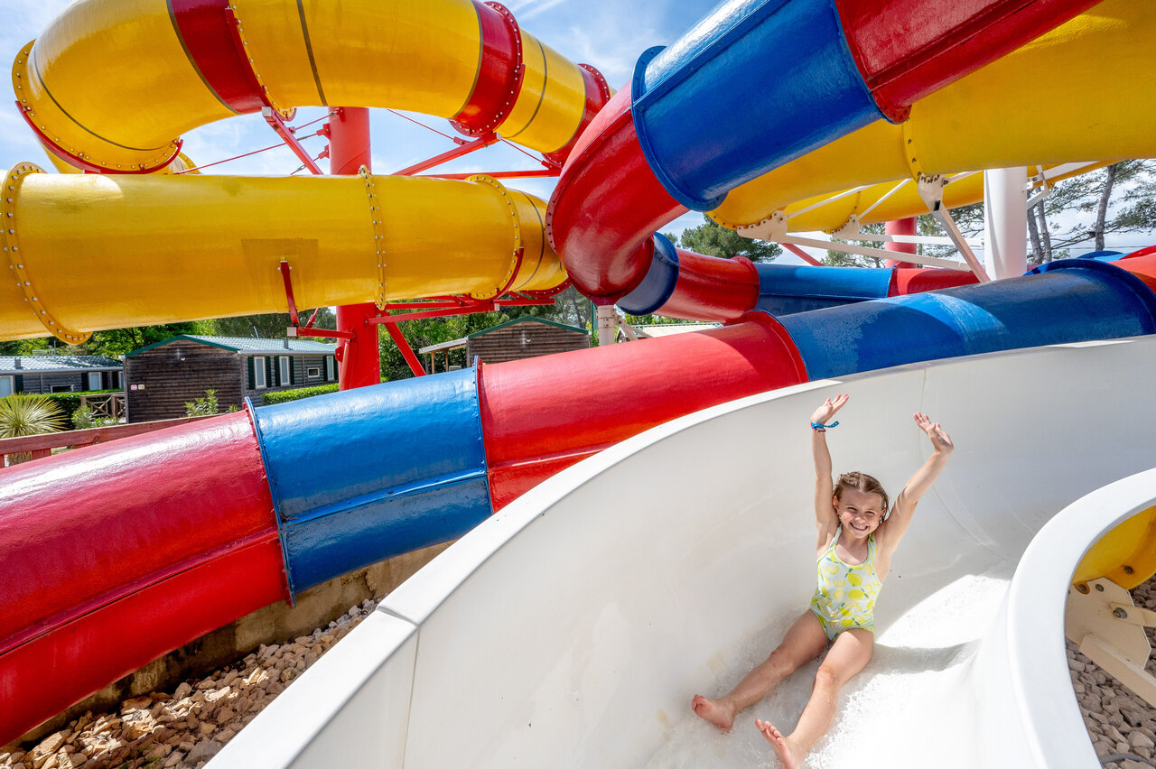Toboggans aquatiques et enfant joyeuse au camping CAPFUN Arbois du Castellet � LE CASTELLET (83).