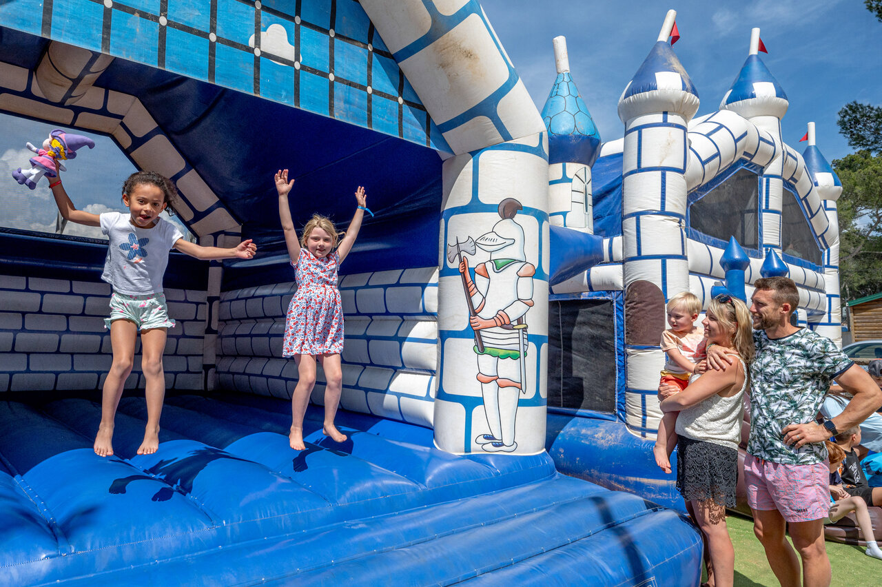 Ch�teau gonflable pour enfants au camping CAPFUN Arbois du Castellet � LE CASTELLET (83).