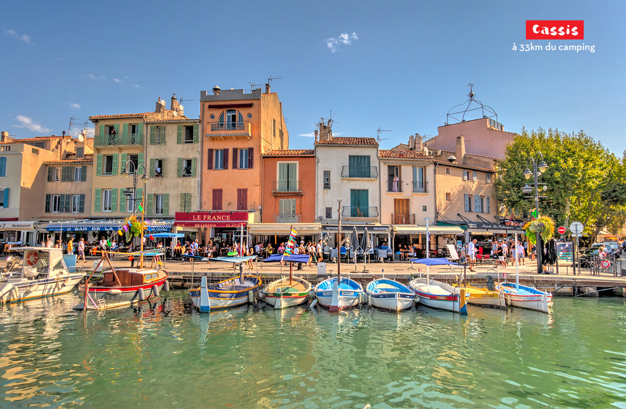 Port de Cassis avec ses maisons color�es et bateaux de p�che en Provence.
