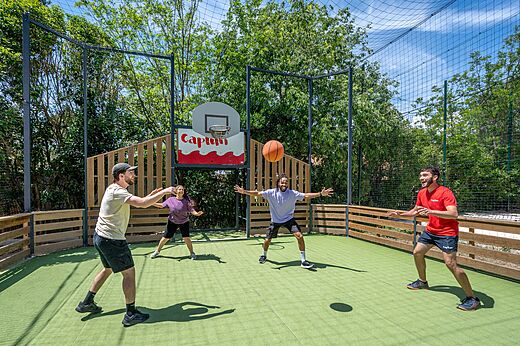 Terrain multisport avec des amis jouant au basketball au camping CAPFUN Arbois du Castellet à LE CASTELLET (83).