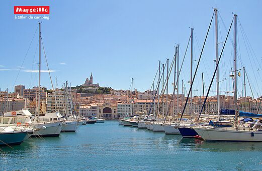 Vieux-Port de Marseille avec ses bateaux, la ville et Notre-Dame de la Garde.