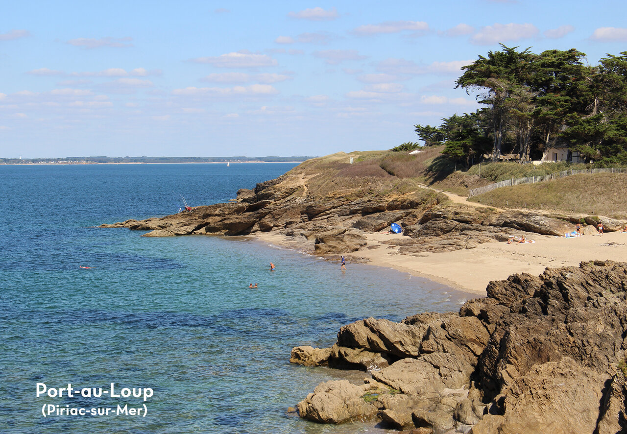 Plage rocheuse de Port-au-Loup � Piriac-sur-Mer, lieu � visiter en Loire-Atlantique.