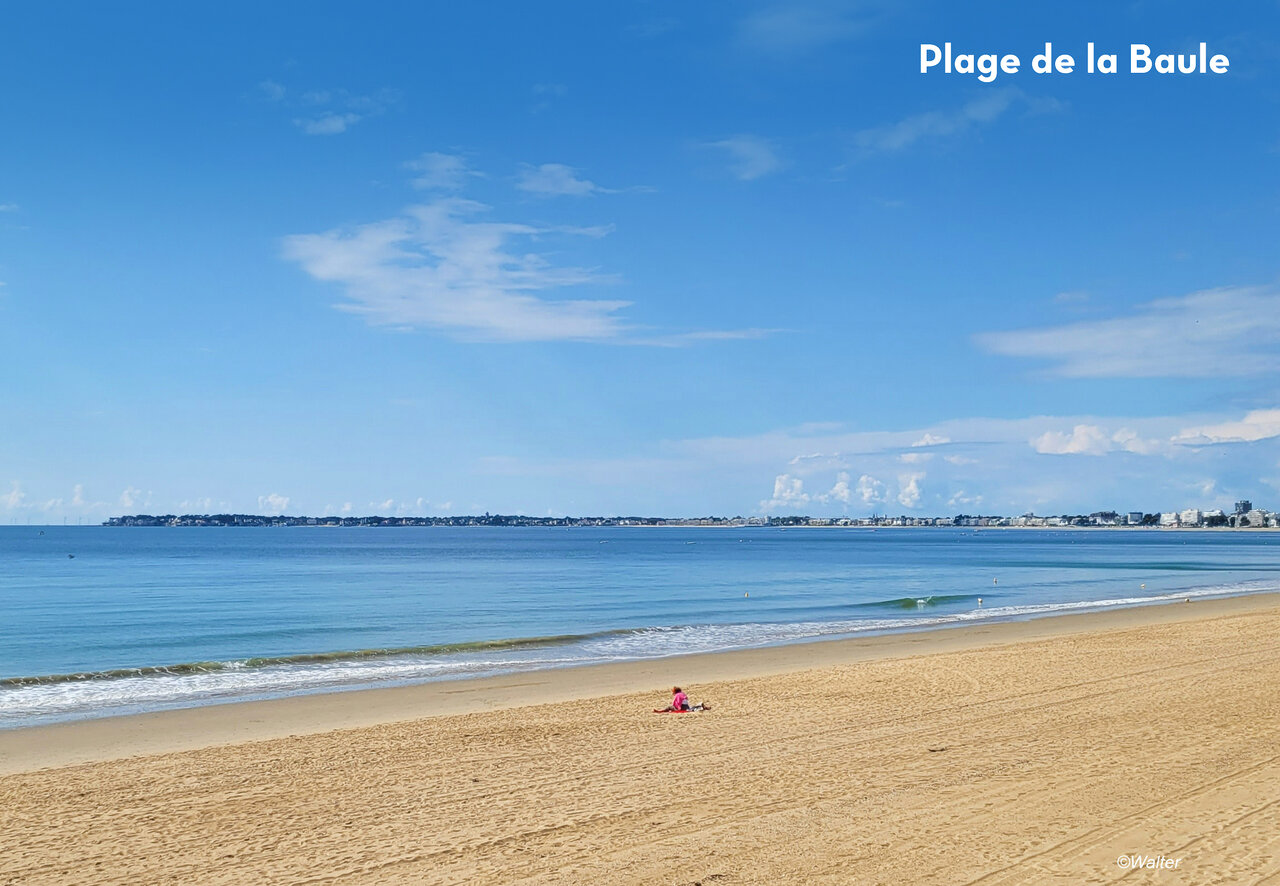 Vaste plage de sable fin � La Baule, Loire-Atlantique, lieu touristique.