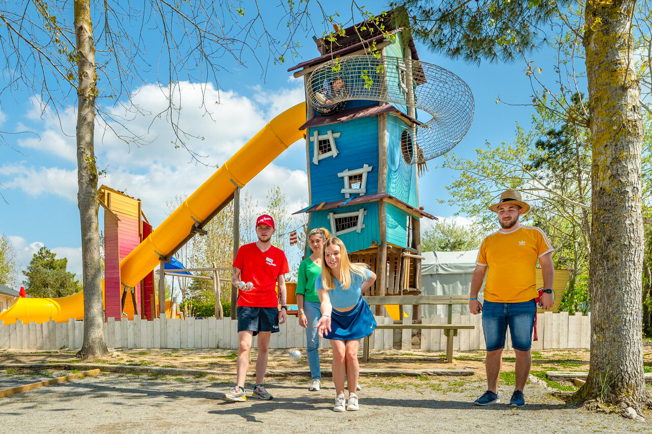 P�tanque et aire de jeux au camping CAPFUN Armor H�ol � Piriac sur Mer.