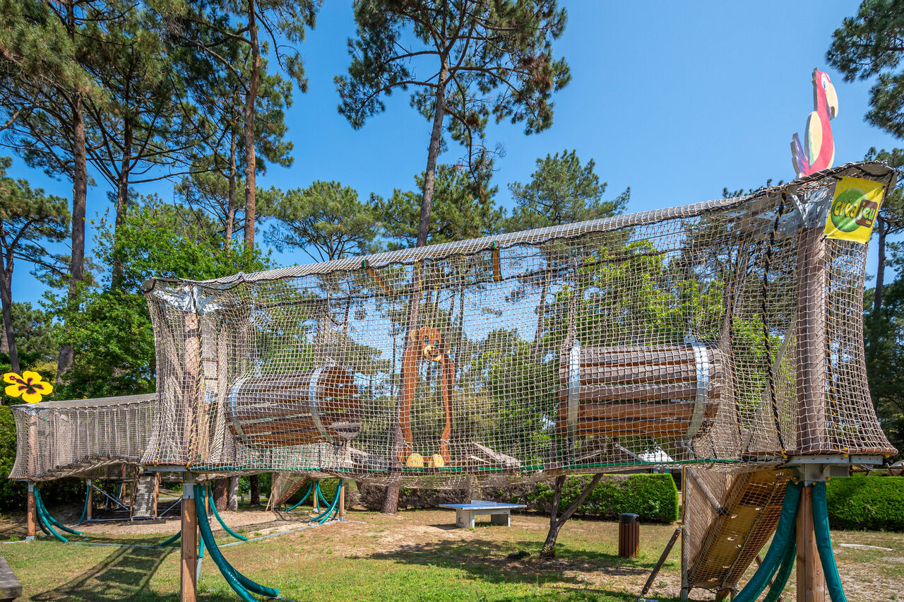 Grande aire de jeux en filet et bois au camping LIBRANOO Naturiste Arnaoutchot, Veille-Saint-Girons, Landes.