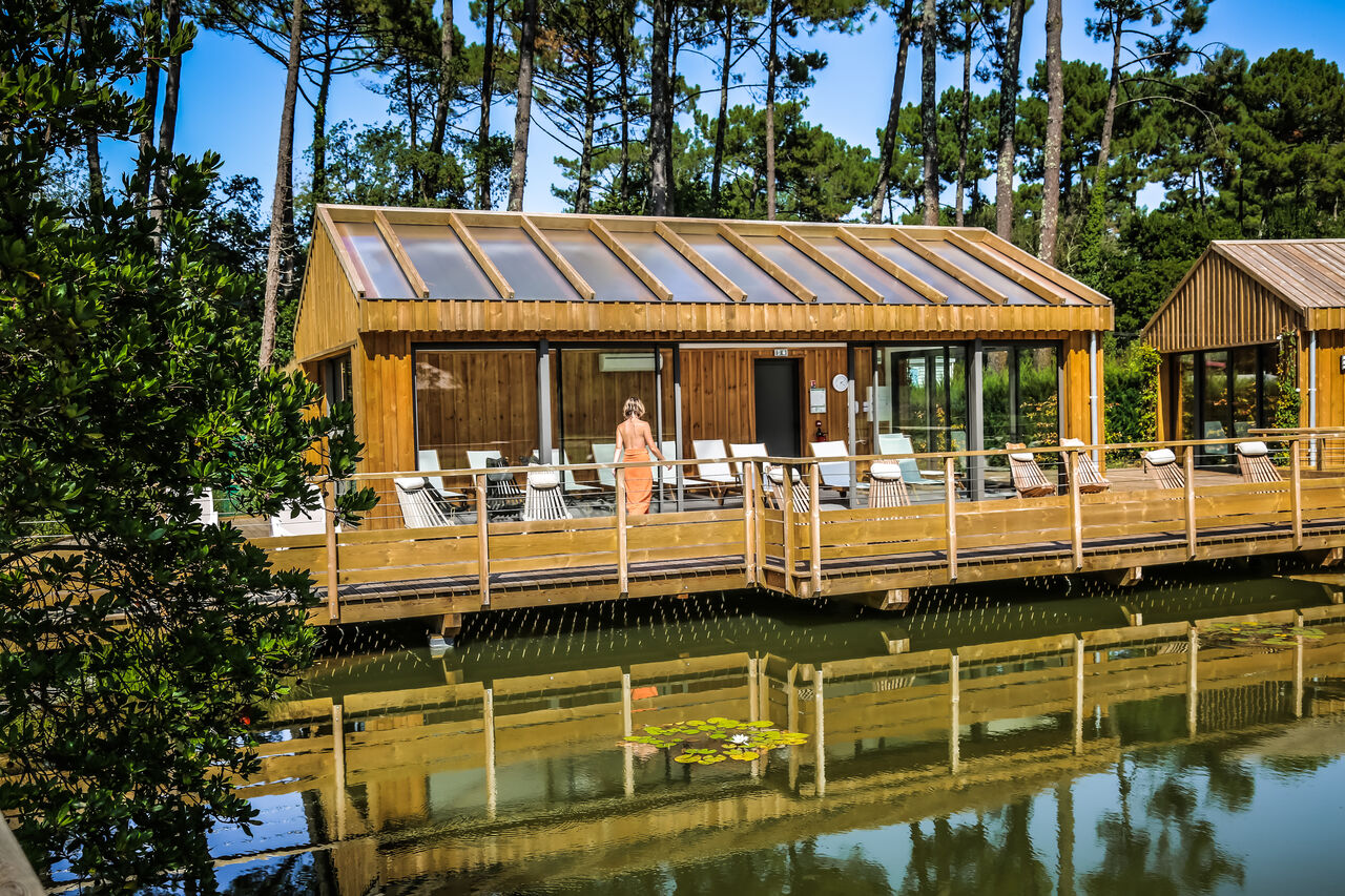 Spa moderne sur pilotis au camping LIBRANOO Naturiste Arnaoutchot � Veille-Saint-Girons, Landes, France.