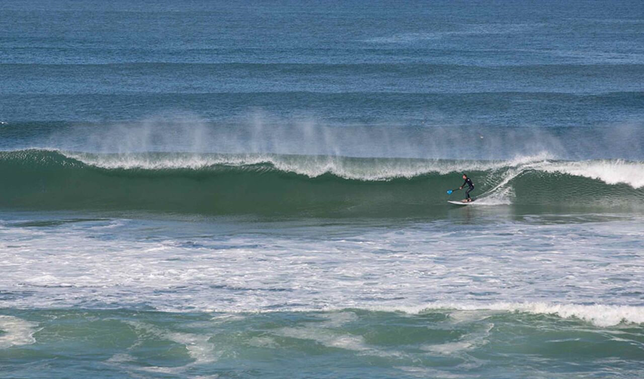 Stand-up paddle sur l'oc�an au camping LIBRANOO Naturiste Arnaoutchot � Veille-Saint-Girons, Landes, France.