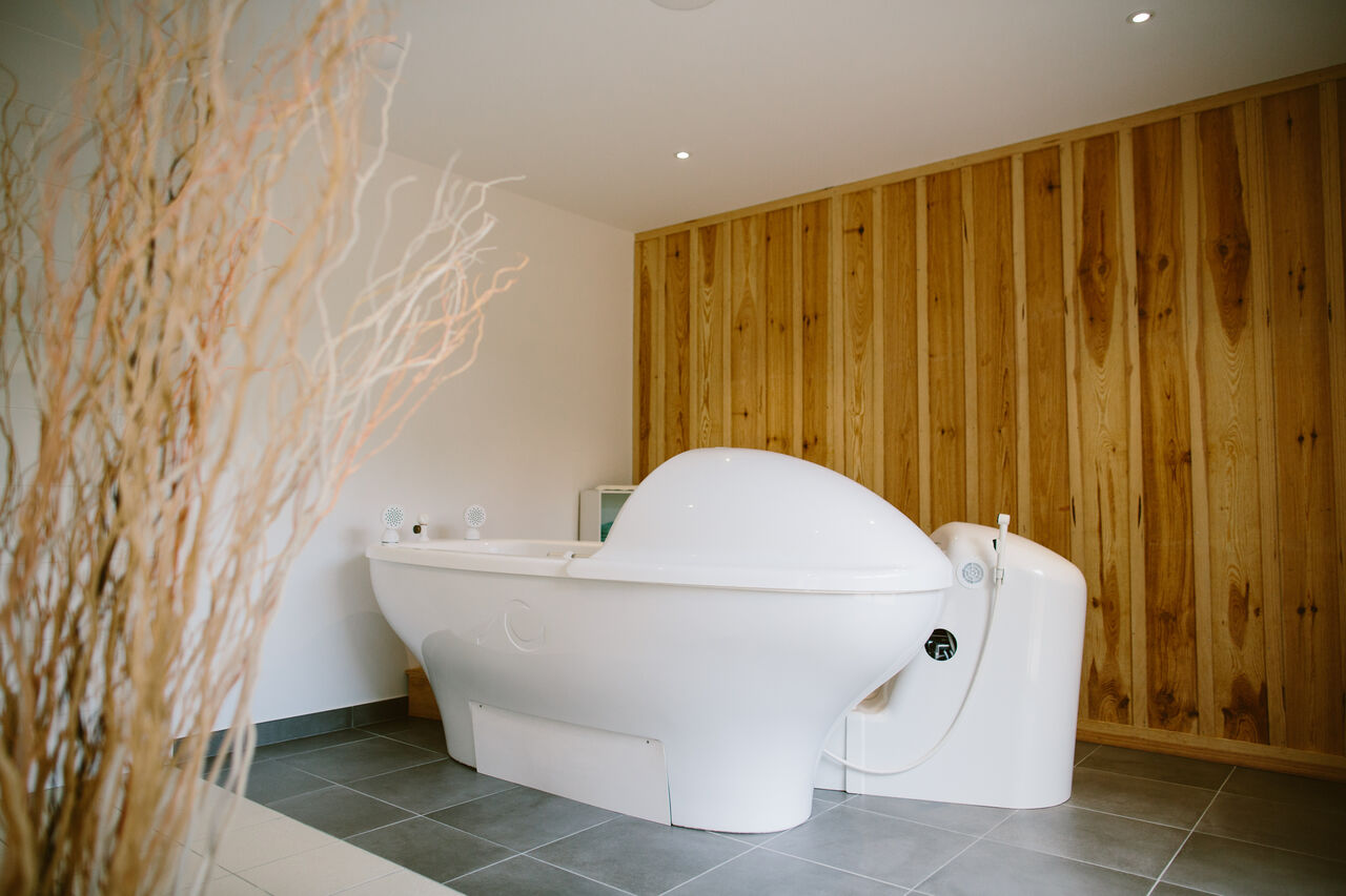 Cabine de flottaison moderne pour relaxation au camping LIBRANOO Naturiste Arnaoutchot � Veille-Saint-Girons, Landes, France.