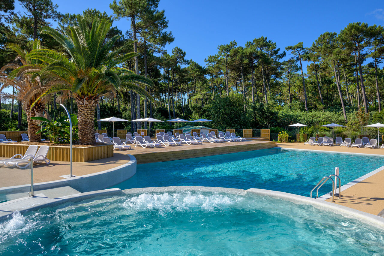 Piscine ext�rieure, jacuzzi, transats au camping LIBRANOO Naturiste Arnaoutchot � Veille-Saint-Girons, Landes, France.