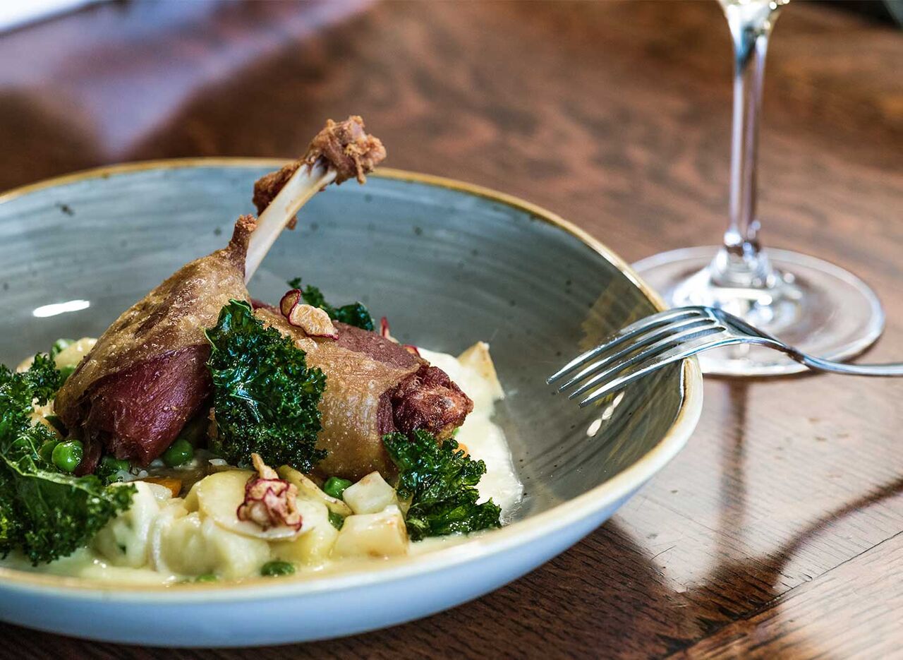 Confit de canard avec l�gumes et sauce cr�meuse au restaurant du camping LIBRANOO Naturiste Arnaoutchot � Veille-Saint-Girons, Landes, France.