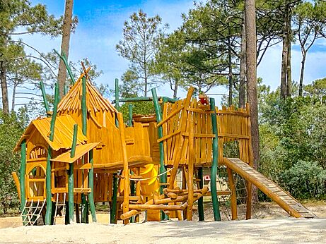 Structure de jeux en bois pour enfants au camping LIBRANOO Naturiste Arnaoutchot à Veille-Saint-Girons, Landes, France.