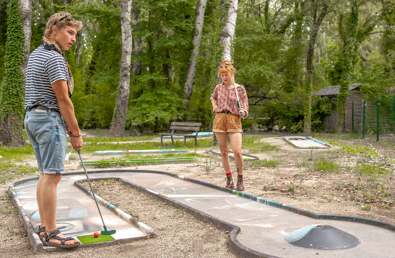Mini-golf au camping CLICOCHIC Art de Vivre � Ch�teauneuf du Pape (84).
